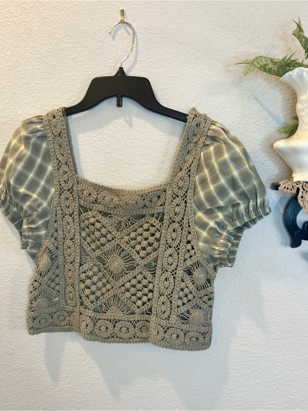 Listicle NWOT Boutique Olive Green Crochet Plaid Puff Sleeve Boho Crop Blouse‎ S